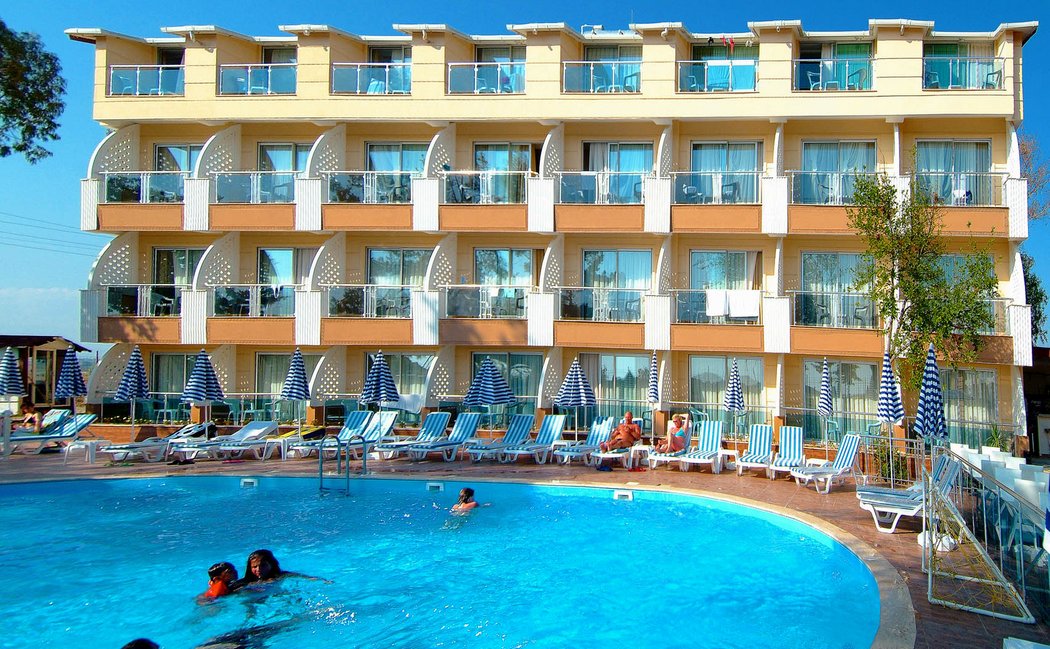 APERION BEACH HOTEL 4*