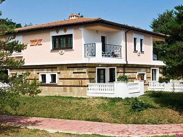 HOLIDAY VILLAGE 